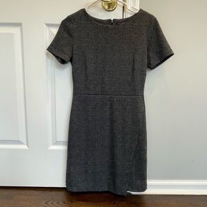 Banana Republic Black and Gray Short Sleeved Dress. Size 2P.